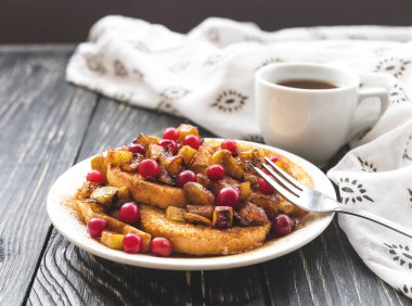 Karamelize elma ve kahve ile sıcak Fransız tost