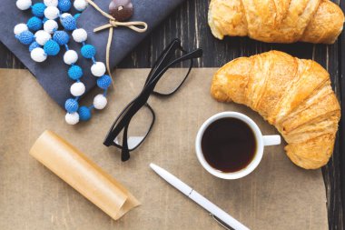 Fransız kruvasan, gözlük, kahve ve defter. İş yeri concep