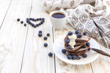 Sıcak kahve ve buğday yaban mersini çikolatalı krep