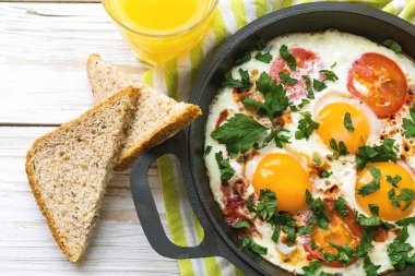 Pan kızarmış yumurta, domates ve maydanoz ekmek ile