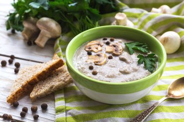 Yenibahar, maydanoz, petrol ve tost ile mantar püresi çorbası