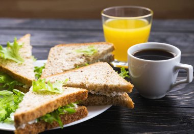 Tost, kahve ve portakal suyu fincan