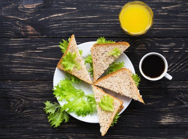 Tost, kahve ve portakal suyu fincan