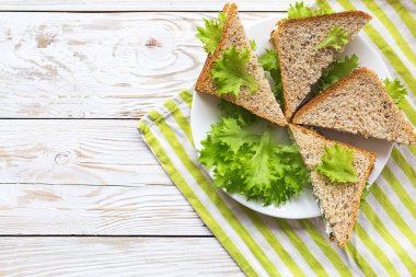 Süzme peynir ve marul kahvaltı tost