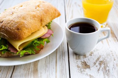 Chiabatta sandviç, kahve ve portakal suyu fincan 