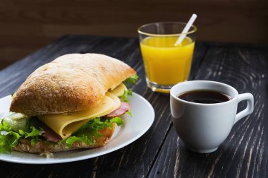 Chiabatta sandviç, kahve ve portakal suyu fincan 