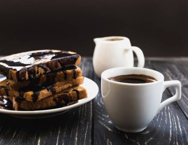 Sıcak çikolata ve fincan espresso ile taze ekmeği.