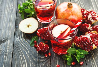 Sangria ile elma, nar, nane ve tarçın