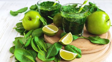 Ispanak, limon ve elma ile sağlıklı yeşil smoothie