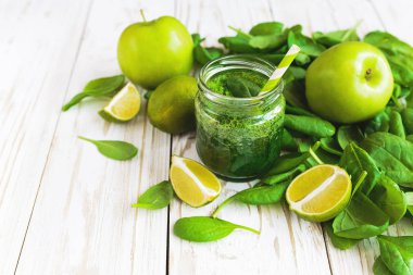 Ispanak, limon ve elma ile sağlıklı yeşil smoothie