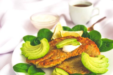 Patates kızartması dilimlenmiş avokado, ıspanak ve kireç.