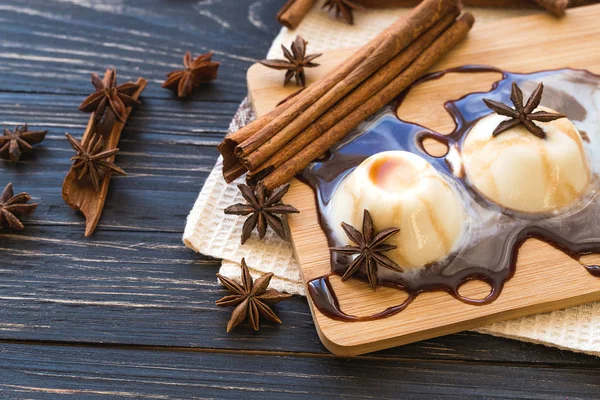 Klasik İtalyan ev yapımı tatlı panna cotta ile çikolata ve — Stok fotoğraf