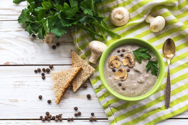 Puree van de paddestoel soep met opgericht, piment, peterselie en champignons — Stockfoto