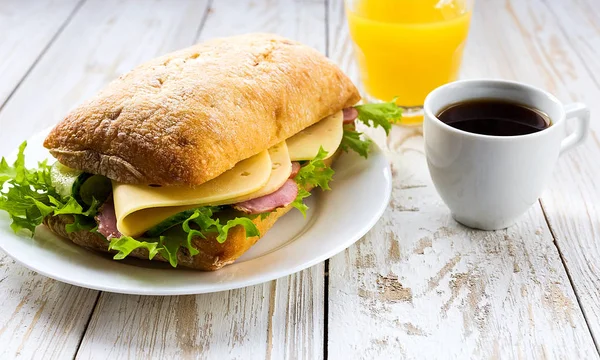 Sandwich Chiabatta, tasse de café et jus d'orange — Photo