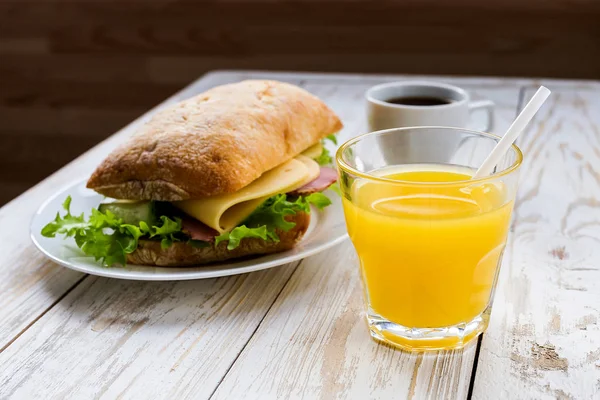 Panino alla chiabatta, caffè e succo d'arancia — Foto Stock