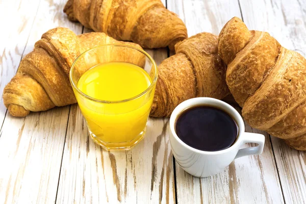 Свежие круассаны, апельсиновый сок и чашка эспрессо — стоковое фото
