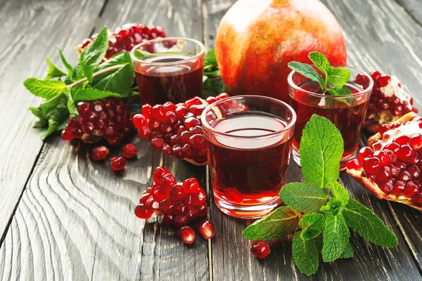 Гранатовый сок со свежими фруктами и мятой — стоковое фото