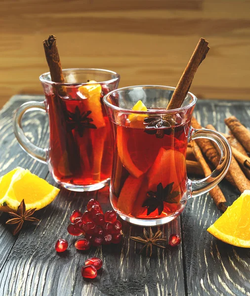 Hot mulled wine with apples, pomegranate, orange, anise and cinn — Stock Photo, Image