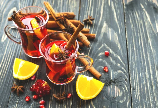 Warme glühwein met appels, granaatappel, sinaasappel, anijs en cinn — Stockfoto