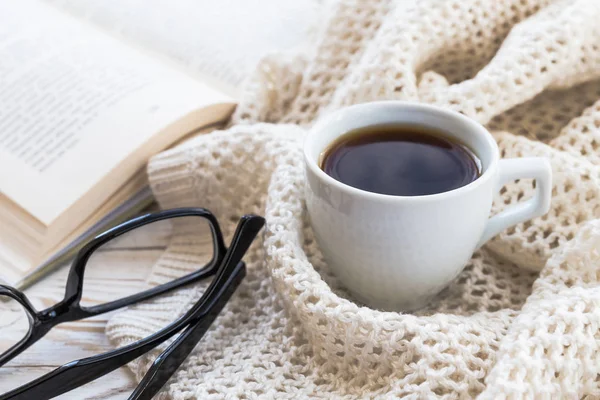 Tela de punto caliente, vasos, taza de café caliente y libro — Foto de Stock