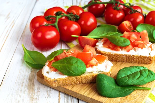 Bruschetta, spenót és a cseresznye paradicsom a pirított bagett — Stock Fotó