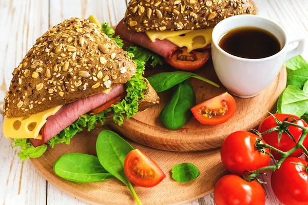 Burger-Sandwich mit Schinken, Käse, Tomaten und Salat — Stockfoto