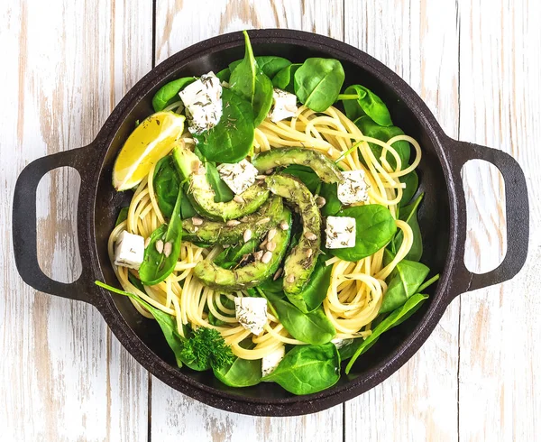  Fettuccine makarna ile dilimlenmiş avokado, beyaz peynir, ıspanak