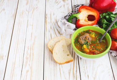 Sebze ile beyaz kuzu veya Dana Shurpa çorbası