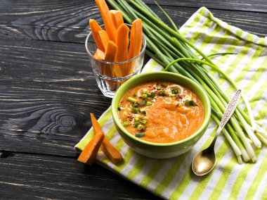 Havuç püresi ekşi krema ve yeşil soğan çorbası