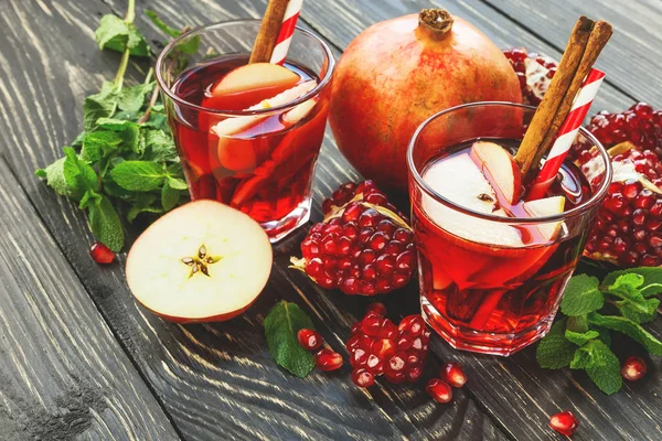Sangria 사과, 석류, 박하, 계 피 — 스톡 사진