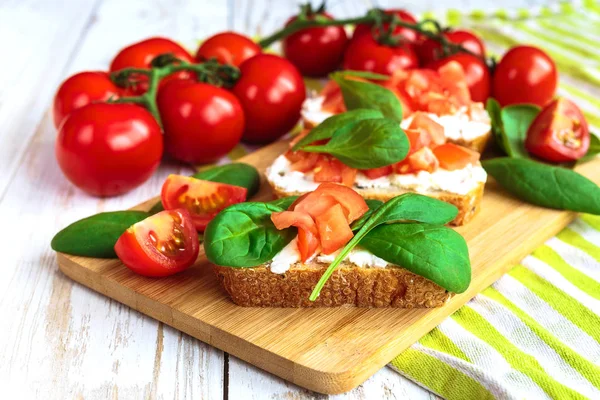 Bruschetta, spenót és a cseresznye paradicsom a pirított bagett — Stock Fotó