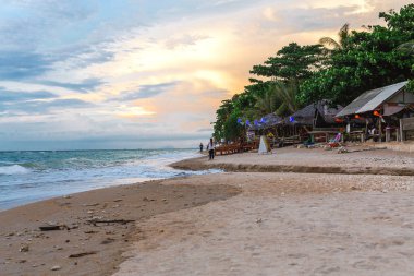 Egzotik plaj. Deniz ve bulutlu gün kayalarda.
