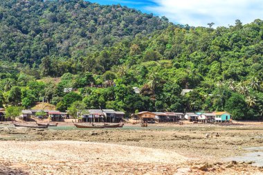 Balıkçı köyü, düşük tide - etnik yapılar, Tayland.
