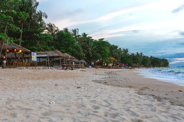 Exotische strand. Zee en rotsen in bewolkte dag. — Stockfoto