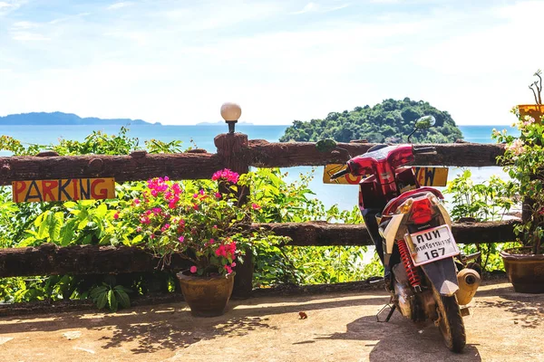 Honda Motorrad op het punt van de waarneming in de buurt van exotische strand — Stockfoto