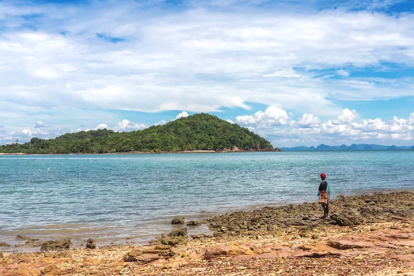 Villaggio di pescatori con bassa marea - edifici etnici, Thailandia . — Foto Stock