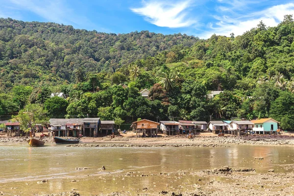 Villaggio di pescatori con bassa marea - edifici etnici, Thailandia . — Foto Stock