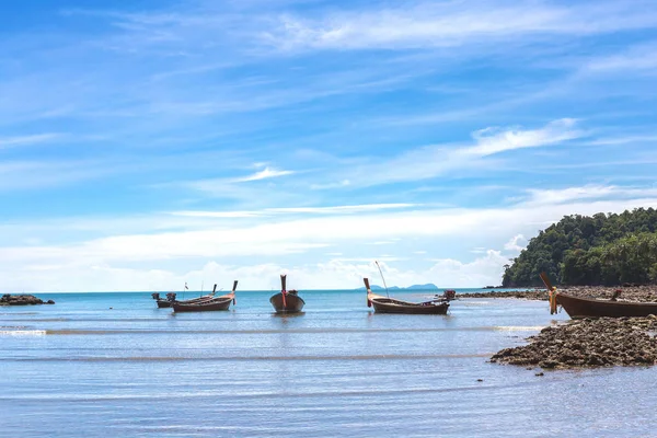 Villaggio di pescatori con bassa marea - edifici etnici, Thailandia . — Foto Stock