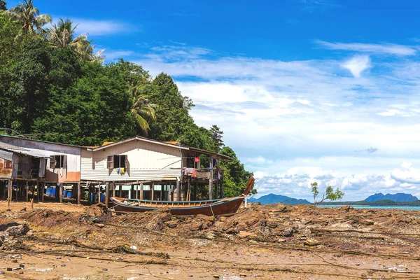 Villaggio di pescatori con bassa marea - edifici etnici, Thailandia . — Foto Stock