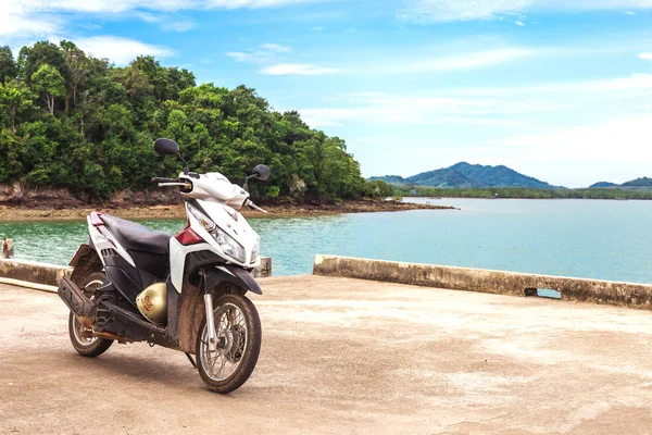 Honda Motorrad op het punt van de waarneming in de buurt van exotische strand — Stockfoto