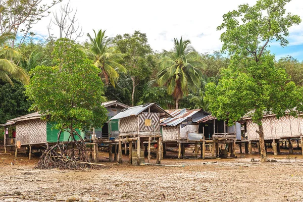 Vissersdorp bij eb - etnische gebouwen, Thailand. — Stockfoto