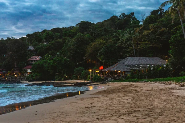 Exotische strand. Zee en rotsen in bewolkte dag. — Stockfoto