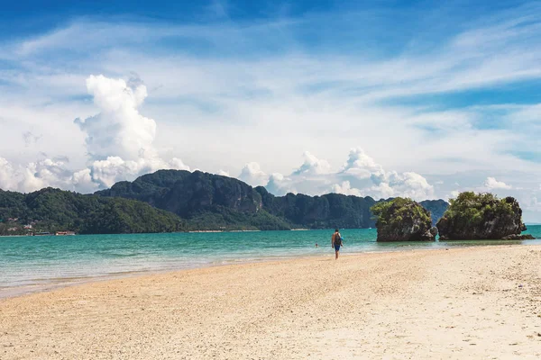 Exotische strand. Zee, toeristen en tropisch bos — Stockfoto