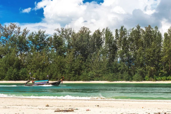 Mare, barche a coda lunga, yacht e foresta tropicale . — Foto Stock