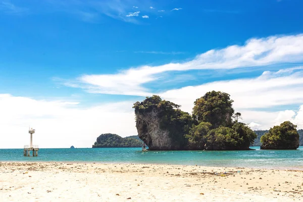 Exotische strand van Ao Nang, Krabi provincie, Thailand. — Stockfoto