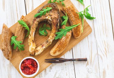 Roka ile ızgara balık tilapia ve biber plantain