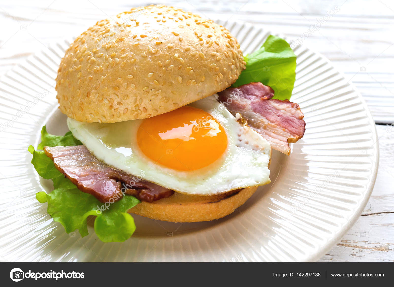 Sandwich de hamburguesa con huevo frito, bacon y ensalada — Foto de stock © julie.kononenko