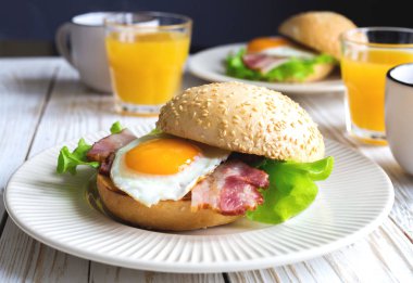 Burger sandviç, kahvaltıda çay ve portakal suyu fincan