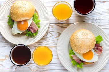 Burger sandviç, kahvaltıda çay ve portakal suyu fincan