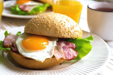 Burger sandviç, kahvaltıda çay ve portakal suyu fincan